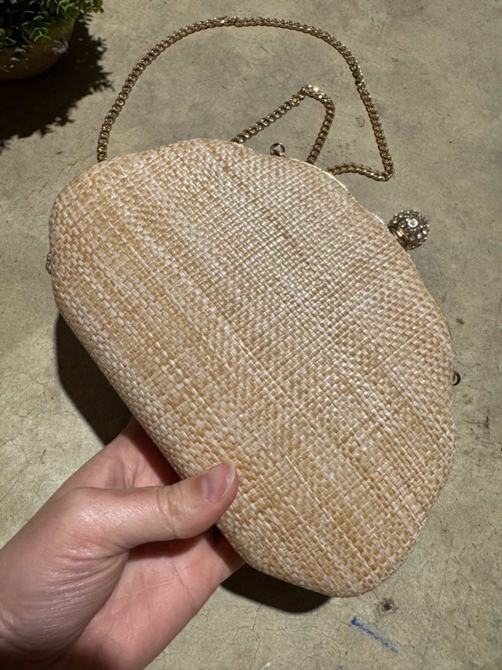 Isaac Mizrahi NWT Shell Clutch Evening Bag Beachy Gold Chain Resort Vacation - Picture 4 of 7